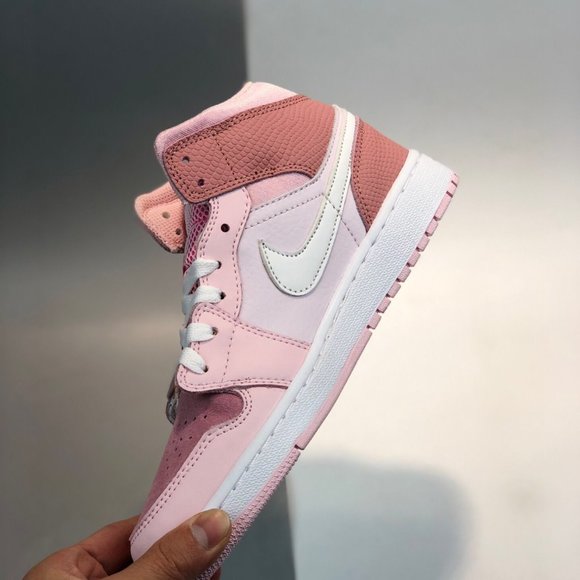 Athletic_Shoes